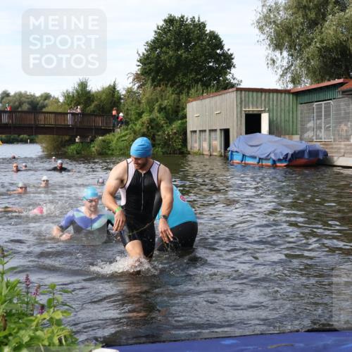 31.08.2025 - Elbe Triathlon Hamburg Luisa Fischer http://msf.ph/oto/8683322 31.08.2025 10:15:06 Schwimmen 956, 1038, 1057, 1068 meine-sportfotos.de