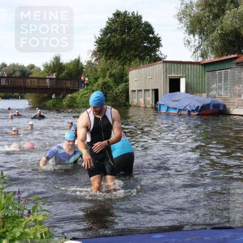 31.08.2025 - Elbe Triathlon Hamburg Luisa Fischer http://msf.ph/oto/8683324 31.08.2025 10:15:06 Schwimmen 956, 1038, 1057, 1068 meine-sportfotos.de