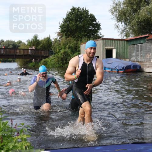 31.08.2025 - Elbe Triathlon Hamburg Luisa Fischer http://msf.ph/oto/8683330 31.08.2025 10:15:07 Schwimmen 956, 1057, 1068 meine-sportfotos.de