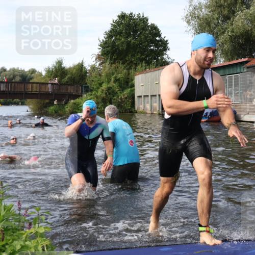31.08.2025 - Elbe Triathlon Hamburg Luisa Fischer http://msf.ph/oto/8683334 31.08.2025 10:15:08 Schwimmen 956, 1057, 1068, 1072 meine-sportfotos.de