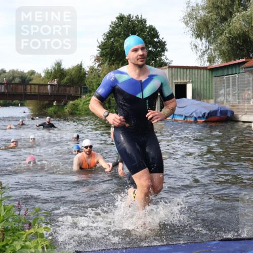 31.08.2025 - Elbe Triathlon Hamburg Luisa Fischer http://msf.ph/oto/8683341 31.08.2025 10:15:09 Schwimmen 956, 1057, 1068, 1072 meine-sportfotos.de