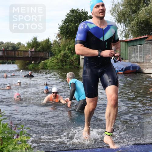 31.08.2025 - Elbe Triathlon Hamburg Luisa Fischer http://msf.ph/oto/8683342 31.08.2025 10:15:09 Schwimmen 956, 1057, 1068, 1072 meine-sportfotos.de