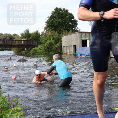 31.08.2025 - Elbe Triathlon Hamburg Luisa Fischer http://msf.ph/oto/8683346 31.08.2025 10:15:10 Schwimmen 956, 1057, 1068, 1072 meine-sportfotos.de