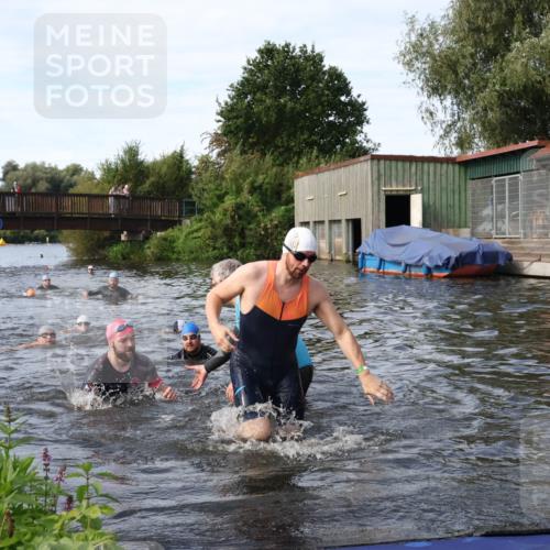 31.08.2025 - Elbe Triathlon Hamburg Luisa Fischer http://msf.ph/oto/8683351 31.08.2025 10:15:12 Schwimmen 956, 1057, 1068, 1072 meine-sportfotos.de