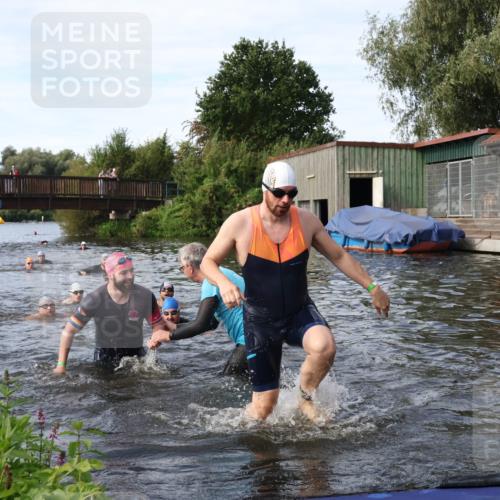 31.08.2025 - Elbe Triathlon Hamburg Luisa Fischer http://msf.ph/oto/8683355 31.08.2025 10:15:13 Schwimmen 956, 1057, 1068, 1072, 1102 meine-sportfotos.de