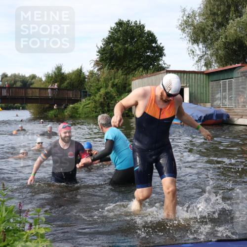 31.08.2025 - Elbe Triathlon Hamburg Luisa Fischer http://msf.ph/oto/8683356 31.08.2025 10:15:13 Schwimmen 956, 1057, 1068, 1072, 1102 meine-sportfotos.de