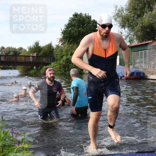 31.08.2025 - Elbe Triathlon Hamburg Luisa Fischer http://msf.ph/oto/8683359 31.08.2025 10:15:14 Schwimmen 956, 1057, 1068, 1072, 1102 meine-sportfotos.de