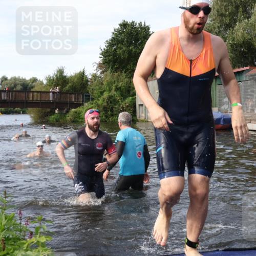 31.08.2025 - Elbe Triathlon Hamburg Luisa Fischer http://msf.ph/oto/8683360 31.08.2025 10:15:14 Schwimmen 956, 1057, 1068, 1072, 1102 meine-sportfotos.de