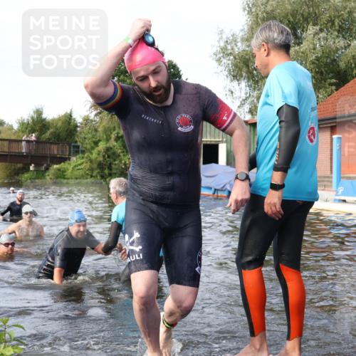 31.08.2025 - Elbe Triathlon Hamburg Luisa Fischer http://msf.ph/oto/8683361 31.08.2025 10:15:17 Schwimmen 1068, 1072, 1102 meine-sportfotos.de