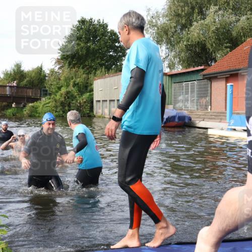 31.08.2025 - Elbe Triathlon Hamburg Luisa Fischer http://msf.ph/oto/8683367 31.08.2025 10:15:18 Schwimmen 1040, 1068, 1072, 1102 meine-sportfotos.de