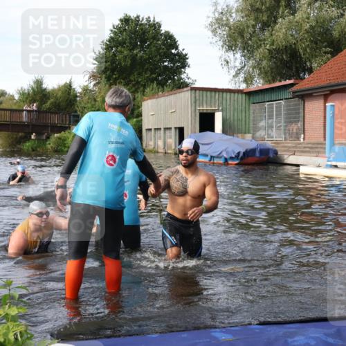 31.08.2025 - Elbe Triathlon Hamburg Luisa Fischer http://msf.ph/oto/8683371 31.08.2025 10:15:23 Schwimmen 1011, 1040, 1041, 1102 meine-sportfotos.de