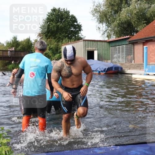 31.08.2025 - Elbe Triathlon Hamburg Luisa Fischer http://msf.ph/oto/8683379 31.08.2025 10:15:25 Schwimmen 1011, 1040, 1041, 1098, 1102 meine-sportfotos.de