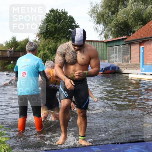 31.08.2025 - Elbe Triathlon Hamburg Luisa Fischer http://msf.ph/oto/8683382 31.08.2025 10:15:25 Schwimmen 1011, 1040, 1041, 1098, 1102 meine-sportfotos.de
