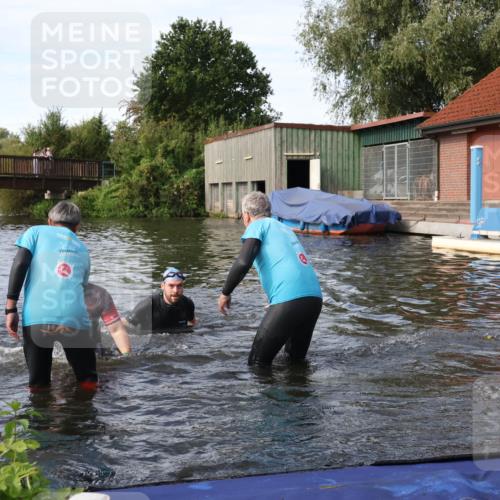 31.08.2025 - Elbe Triathlon Hamburg Luisa Fischer http://msf.ph/oto/8683387 31.08.2025 10:15:35 Schwimmen 1098, 1104, 1105 meine-sportfotos.de