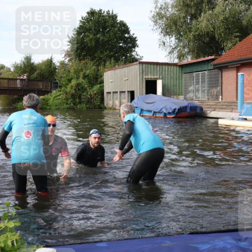 31.08.2025 - Elbe Triathlon Hamburg Luisa Fischer http://msf.ph/oto/8683389 31.08.2025 10:15:35 Schwimmen 1098, 1104, 1105 meine-sportfotos.de