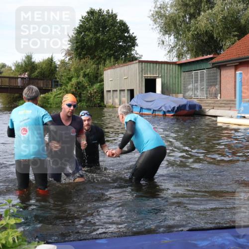 31.08.2025 - Elbe Triathlon Hamburg Luisa Fischer http://msf.ph/oto/8683392 31.08.2025 10:15:36 Schwimmen 1098, 1104, 1105 meine-sportfotos.de