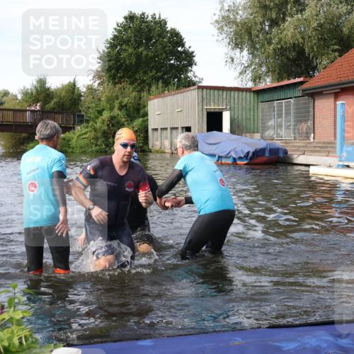 31.08.2025 - Elbe Triathlon Hamburg Luisa Fischer http://msf.ph/oto/8683394 31.08.2025 10:15:36 Schwimmen 1098, 1104, 1105 meine-sportfotos.de
