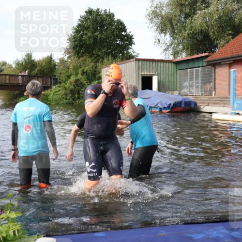 31.08.2025 - Elbe Triathlon Hamburg Luisa Fischer http://msf.ph/oto/8683397 31.08.2025 10:15:37 Schwimmen 1098, 1104, 1105 meine-sportfotos.de