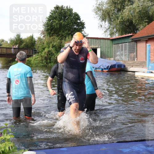 31.08.2025 - Elbe Triathlon Hamburg Luisa Fischer http://msf.ph/oto/8683399 31.08.2025 10:15:37 Schwimmen 1098, 1104, 1105 meine-sportfotos.de