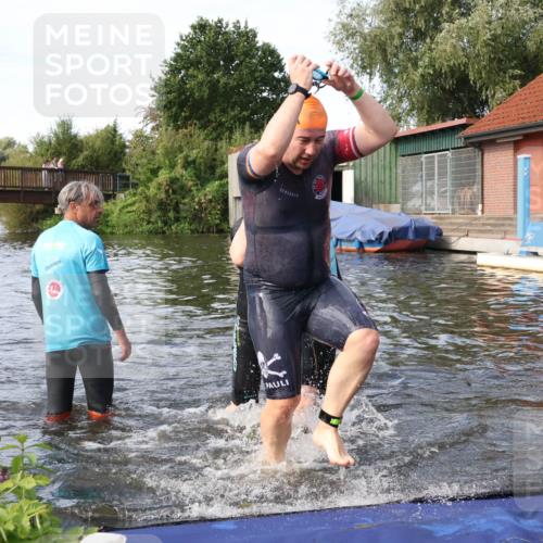 31.08.2025 - Elbe Triathlon Hamburg Luisa Fischer http://msf.ph/oto/8683401 31.08.2025 10:15:37 Schwimmen 1098, 1104, 1105 meine-sportfotos.de