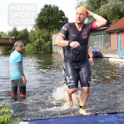 31.08.2025 - Elbe Triathlon Hamburg Luisa Fischer http://msf.ph/oto/8683403 31.08.2025 10:15:38 Schwimmen 1098, 1104, 1105 meine-sportfotos.de