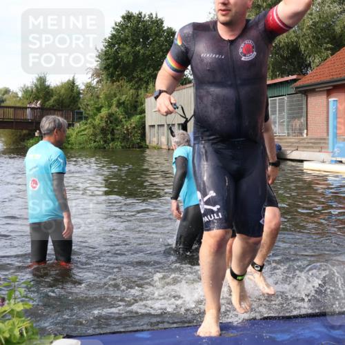 31.08.2025 - Elbe Triathlon Hamburg Luisa Fischer http://msf.ph/oto/8683404 31.08.2025 10:15:38 Schwimmen 1098, 1104, 1105 meine-sportfotos.de