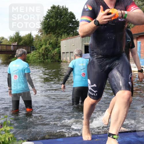 31.08.2025 - Elbe Triathlon Hamburg Luisa Fischer http://msf.ph/oto/8683406 31.08.2025 10:15:38 Schwimmen 1098, 1104, 1105 meine-sportfotos.de