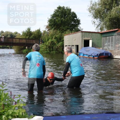 31.08.2025 - Elbe Triathlon Hamburg Luisa Fischer http://msf.ph/oto/8683407 31.08.2025 10:16:07 Schwimmen 949, 991 meine-sportfotos.de