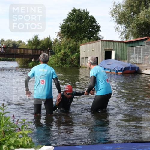 31.08.2025 - Elbe Triathlon Hamburg Luisa Fischer http://msf.ph/oto/8683409 31.08.2025 10:16:07 Schwimmen 949, 991 meine-sportfotos.de