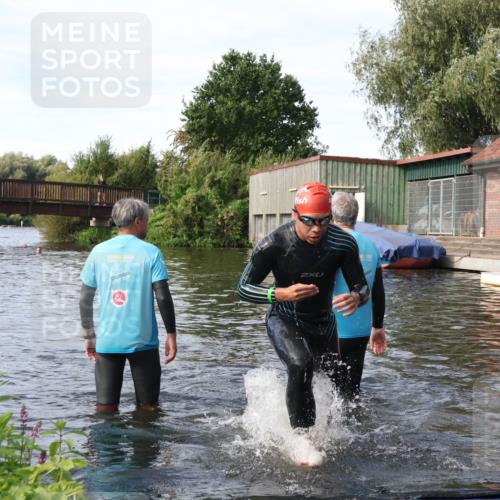 31.08.2025 - Elbe Triathlon Hamburg Luisa Fischer http://msf.ph/oto/8683418 31.08.2025 10:16:09 Schwimmen 949, 991 meine-sportfotos.de