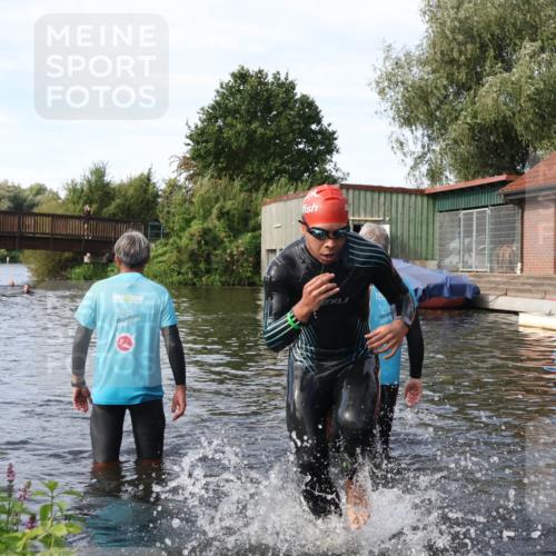 31.08.2025 - Elbe Triathlon Hamburg Luisa Fischer http://msf.ph/oto/8683419 31.08.2025 10:16:09 Schwimmen 949, 991 meine-sportfotos.de