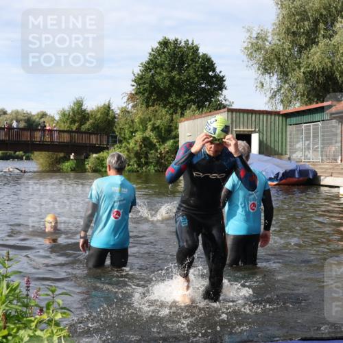 31.08.2025 - Elbe Triathlon Hamburg Luisa Fischer http://msf.ph/oto/8683450 31.08.2025 10:17:14 Schwimmen 1133, 1149 meine-sportfotos.de