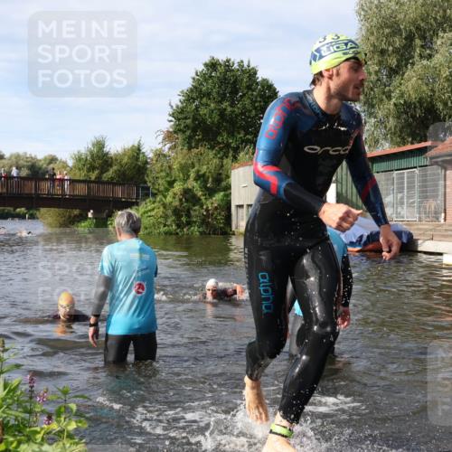 31.08.2025 - Elbe Triathlon Hamburg Luisa Fischer http://msf.ph/oto/8683453 31.08.2025 10:17:15 Schwimmen 1133, 1149 meine-sportfotos.de