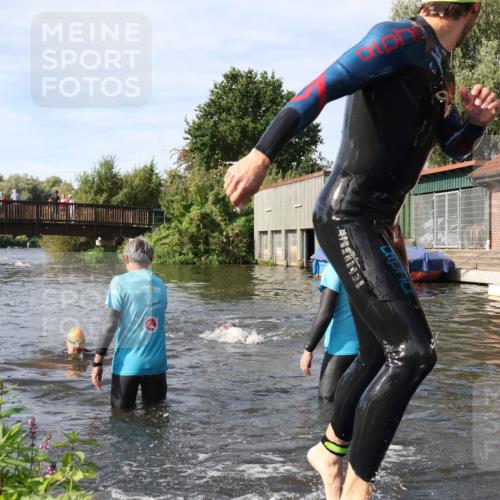 31.08.2025 - Elbe Triathlon Hamburg Luisa Fischer http://msf.ph/oto/8683454 31.08.2025 10:17:15 Schwimmen 1133, 1149 meine-sportfotos.de