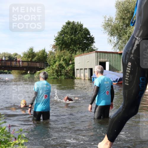 31.08.2025 - Elbe Triathlon Hamburg Luisa Fischer http://msf.ph/oto/8683457 31.08.2025 10:17:16 Schwimmen 1079, 1133, 1149 meine-sportfotos.de