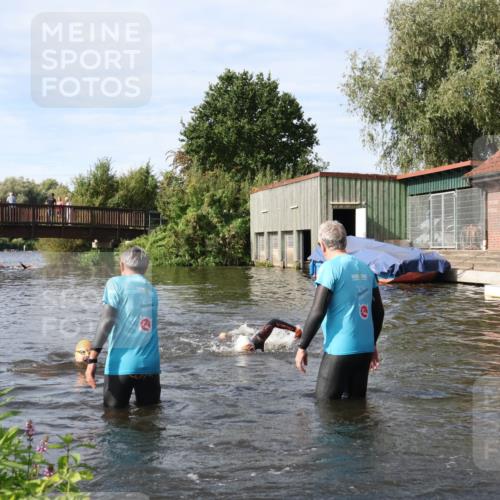 31.08.2025 - Elbe Triathlon Hamburg Luisa Fischer http://msf.ph/oto/8683460 31.08.2025 10:17:16 Schwimmen 1079, 1133, 1149 meine-sportfotos.de