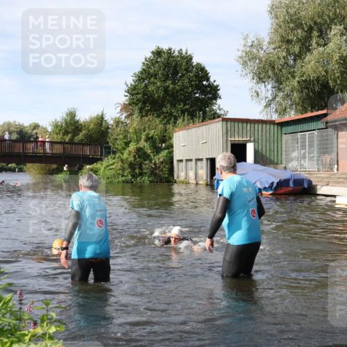 31.08.2025 - Elbe Triathlon Hamburg Luisa Fischer http://msf.ph/oto/8683462 31.08.2025 10:17:17 Schwimmen 1079, 1133, 1149 meine-sportfotos.de