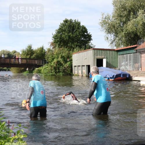 31.08.2025 - Elbe Triathlon Hamburg Luisa Fischer http://msf.ph/oto/8683464 31.08.2025 10:17:17 Schwimmen 1079, 1133, 1149 meine-sportfotos.de
