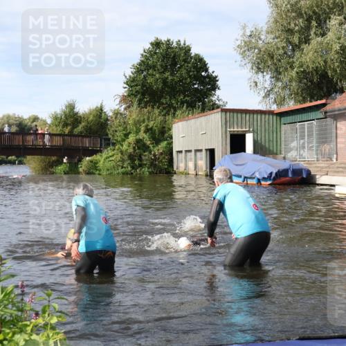 31.08.2025 - Elbe Triathlon Hamburg Luisa Fischer http://msf.ph/oto/8683468 31.08.2025 10:17:18 Schwimmen 1079, 1133, 1149 meine-sportfotos.de
