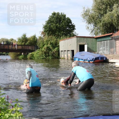 31.08.2025 - Elbe Triathlon Hamburg Luisa Fischer http://msf.ph/oto/8683469 31.08.2025 10:17:18 Schwimmen 1079, 1133, 1149 meine-sportfotos.de