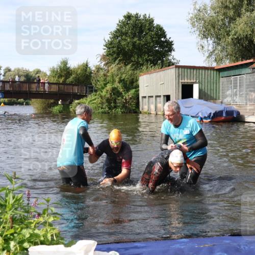 31.08.2025 - Elbe Triathlon Hamburg Luisa Fischer http://msf.ph/oto/8683473 31.08.2025 10:17:20 Schwimmen 1079, 1133, 1149 meine-sportfotos.de