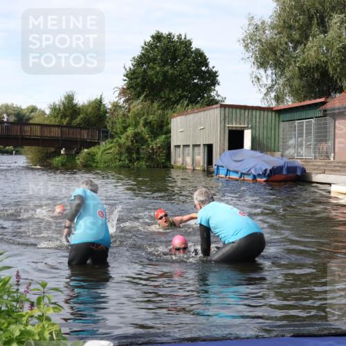 31.08.2025 - Elbe Triathlon Hamburg Luisa Fischer http://msf.ph/oto/8683487 31.08.2025 10:17:57 Schwimmen 1129, 1145, 1148 meine-sportfotos.de