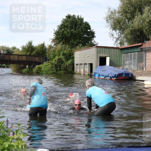 31.08.2025 - Elbe Triathlon Hamburg Luisa Fischer http://msf.ph/oto/8683489 31.08.2025 10:17:58 Schwimmen 1129, 1145, 1148 meine-sportfotos.de