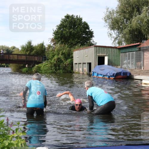 31.08.2025 - Elbe Triathlon Hamburg Luisa Fischer http://msf.ph/oto/8683490 31.08.2025 10:17:58 Schwimmen 1129, 1145, 1148 meine-sportfotos.de
