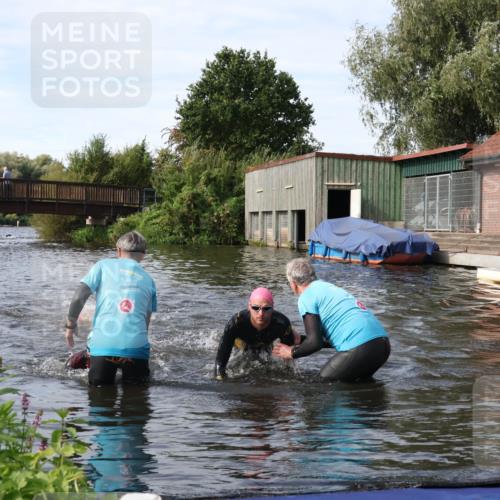 31.08.2025 - Elbe Triathlon Hamburg Luisa Fischer http://msf.ph/oto/8683492 31.08.2025 10:17:58 Schwimmen 1129, 1145, 1148 meine-sportfotos.de