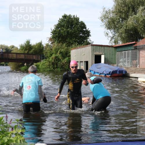 31.08.2025 - Elbe Triathlon Hamburg Luisa Fischer http://msf.ph/oto/8683495 31.08.2025 10:17:59 Schwimmen 1129, 1145, 1148 meine-sportfotos.de