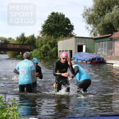 31.08.2025 - Elbe Triathlon Hamburg Luisa Fischer http://msf.ph/oto/8683497 31.08.2025 10:17:59 Schwimmen 1129, 1145, 1148 meine-sportfotos.de