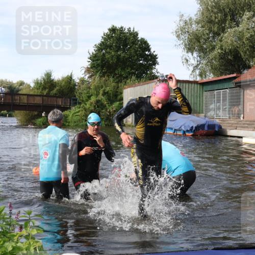 31.08.2025 - Elbe Triathlon Hamburg Luisa Fischer http://msf.ph/oto/8683501 31.08.2025 10:18:00 Schwimmen 1129, 1145, 1148 meine-sportfotos.de
