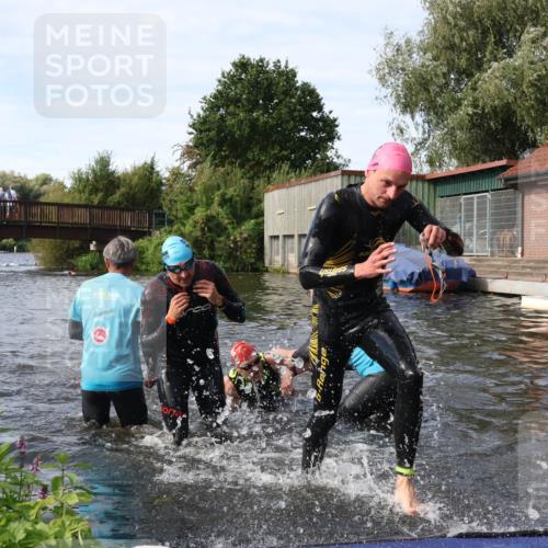 31.08.2025 - Elbe Triathlon Hamburg Luisa Fischer http://msf.ph/oto/8683502 31.08.2025 10:18:00 Schwimmen 1129, 1145, 1148 meine-sportfotos.de