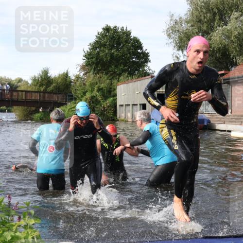 31.08.2025 - Elbe Triathlon Hamburg Luisa Fischer http://msf.ph/oto/8683503 31.08.2025 10:18:01 Schwimmen 1129, 1145, 1148 meine-sportfotos.de